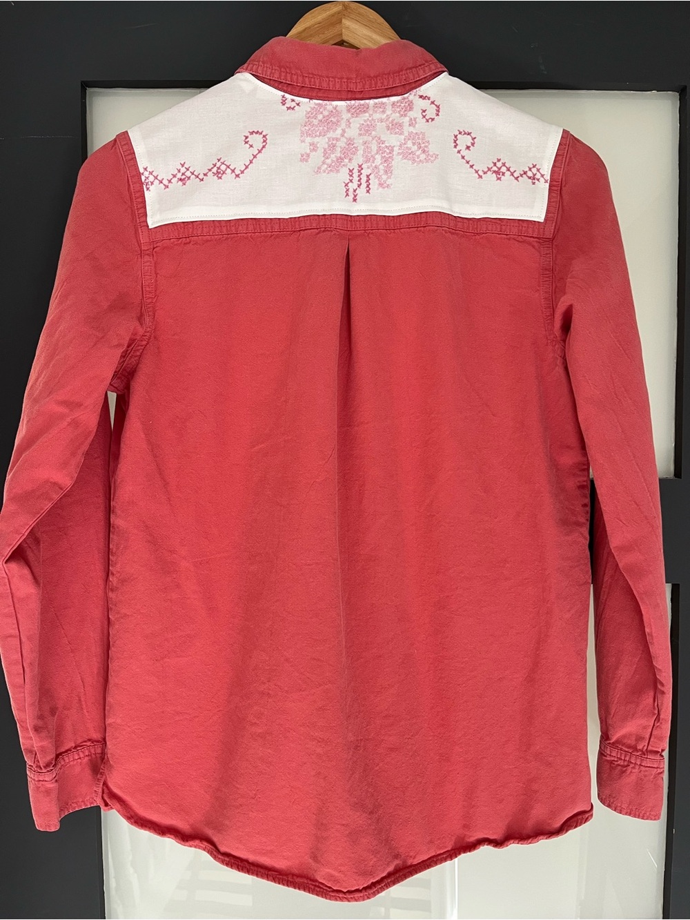 Upcycled cotton Shirt with vintage cross stitch details S - Picture 7 of 7